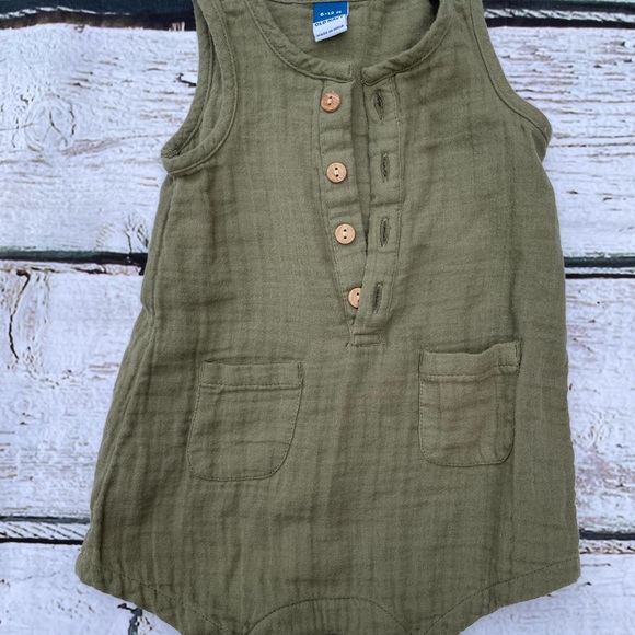 Sleeveless Henley one piece romper bundle lot size 6-12 months - Picture 3 of 9